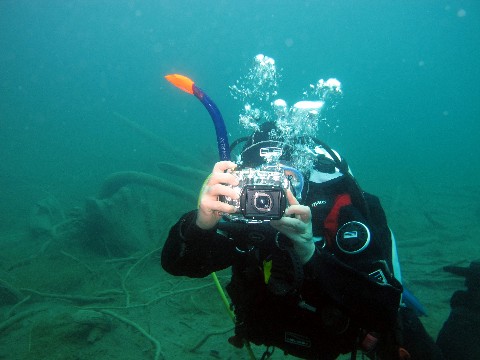 Tauchpartnerin mit Unterwasserkamera